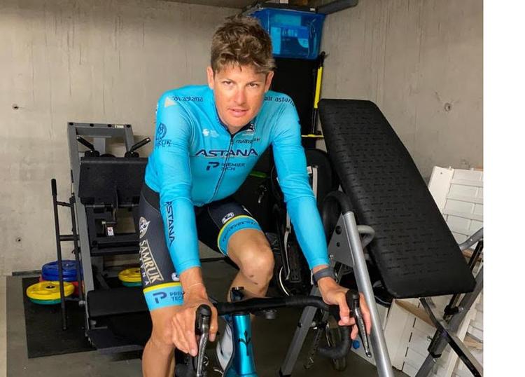 Jakob Fuglsang i aktion på hometrainer i Luxembourg. 