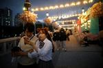 Onsdag opfordrede myndighederne sydkoreanerne til at gå ud og more sig. Lørdag lukkede tusindvis af barer og klubber af frygt for nyt corona-udbrud.  Foto: Kim Hong-ji/Ritzau Scanpix