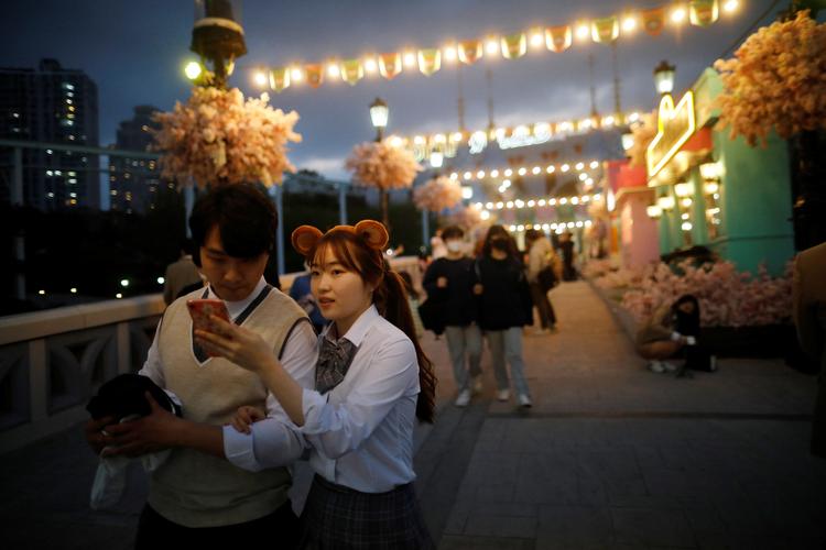 Onsdag opfordrede myndighederne sydkoreanerne til at gå ud og more sig. Lørdag lukkede tusindvis af barer og klubber af frygt for nyt corona-udbrud.  Foto: Kim Hong-ji/Ritzau Scanpix