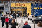 Folk venter på at komme ind i Ikea i Gentofte efter coronalukningen. Arkivfoto Niels Christian Vilmann/Ritzau Scanpix