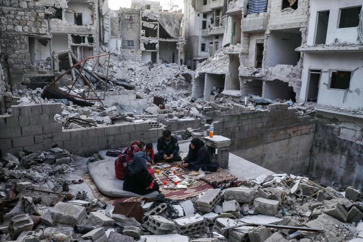 Idlib under ramadanen - efter regeringsstyrkernes angreb på byen med russisk hjælp.
   Foto: Aaref Watad/Ritzau Scanpix