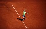 Rafael Nadal under sidste års semifinale på Roland Garros, hvor Roger Federer blev fejet af banen. Spanieren har udtrykt tvivl om, hvorvidt der kan spilles mere tennis i år, men French Open-arrangørerne vil ikke afvise at gennemføre turneringen uden tilskuere.   Foto: Benoit Tessier/Ritzau Scanpix