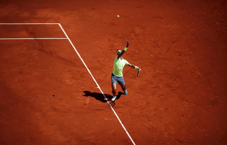 Rafael Nadal under sidste års semifinale på Roland Garros, hvor Roger Federer blev fejet af banen. Spanieren har udtrykt tvivl om, hvorvidt der kan spilles mere tennis i år, men French Open-arrangørerne vil ikke afvise at gennemføre turneringen uden tilskuere.   Foto: Benoit Tessier/Ritzau Scanpix