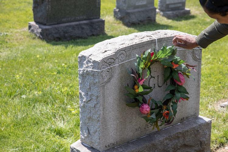 Lalena Butler rører ved sin mors grav på Calvary Kirkegård i Queens, New York City. Kirkegården åbner igen for besøg, efter restriktioner er lempet.  Foto: Jeenah Moon/Ritzau Scanpix