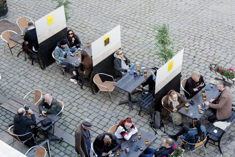 Osloborgere nyder en forfriskning onsdag. I Norge må restauranter, der serverer mad, holde åbnet med et afstandskrav på en meter.  Foto: Vidar Ruud/Ritzau Scanpix