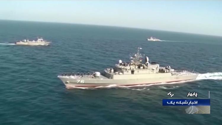 Et billede fra iransk stats-tv viser skibet 'Jamaran', der ved et uheld beskød et andet skib med et missil.  Foto: -/Ritzau Scanpix