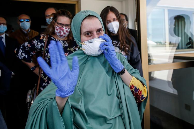 Silvia Romano blev kidnappet af væbnede gerningsmænd i november 2018 i Kenya. Søndag landede hun i Italien. Foto: Fabio Frustaci/Ritzau Scanpix