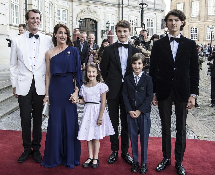 Prins Joachim og hans familie er vendt tilbage til Frankrig. Her ses familien til prinsens 50 års fødselsdag.   Foto: Mogens Flindt