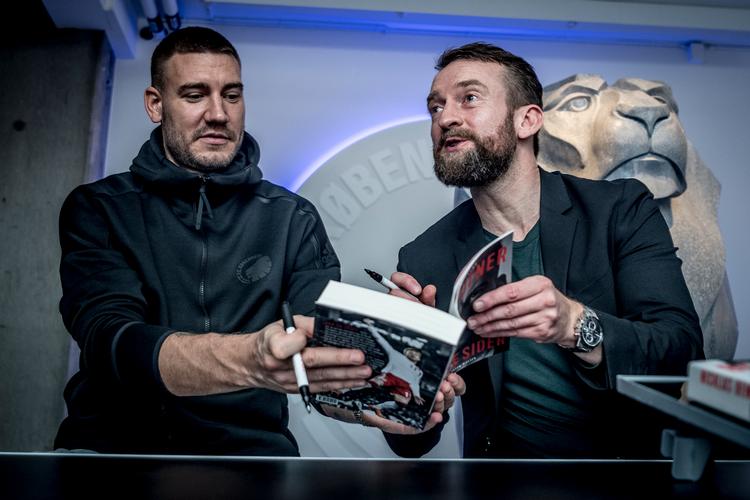 Nicklas Bendtner og forfatteren præsenterede bogen i november 2019, da angriberen var på kontrakt i FC København.  Foto: Linda Johansen