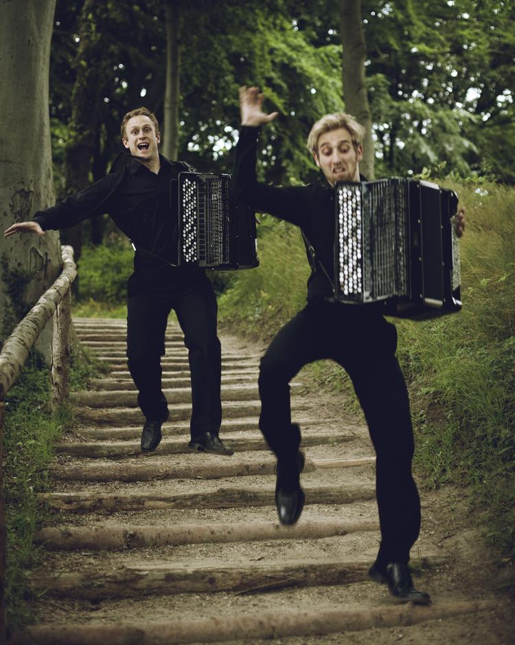 Bjarke Mogensen forrest og Rasmus Schjærff Kjøller i hælene på ham har spillet samme på akkordeon, siden de var små. Foto: Nikolaj Lund