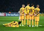 Dynamo Dresden - her i en vovet muropstilling ved et frispark i en pokalkamp tidligere på sæsonen - er sendt i karantæne på grund af to spillere med corona.  Foto: Annegret Hilse/Ritzau Scanpix