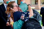Silvia Romano, en italiensk hjælpearbejder, omfavner sin mor Francesca i Roms Ciampino lufthavn, efter at hun er befriet fra 1,5 års fangenskab i Somalia. Foto: Fabio Frustaci/Ritzau Scanpix