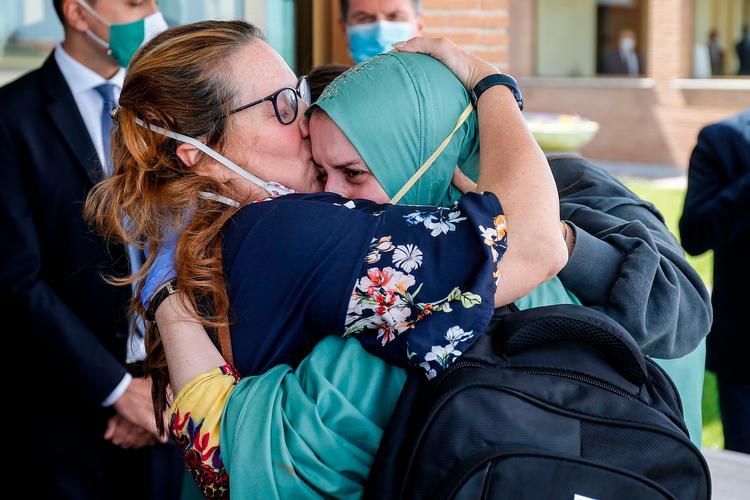 Silvia Romano, en italiensk hjælpearbejder, omfavner sin mor Francesca i Roms Ciampino lufthavn, efter at hun er befriet fra 1,5 års fangenskab i Somalia. Foto: Fabio Frustaci/Ritzau Scanpix