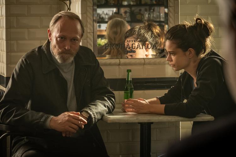 Lars Mikkelsen må kæmpe om opmærksomheden i rollen som leder af en anarkistgruppe a la Anonymous, der vil afsløre korruption og råddenskaben i bankverden. Han arbejder sammen med hackerjournalisten Sofia Flores (Laia Costa).  
