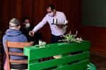 Cafe-ejeren Mario serverer for første gang i måneder kaffe for kunder på sin cafe i Castilla La Mancha. Spanien har mandag taget hul på en gradvis åbning af samfundet, som altså bl.a. gælder cafeer i flere byer. Foto: Lluis Gene/Ritzau Scanpix