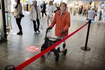 Ellen Margrethe Jørgensen har savnet sine ture i centeret. Mandag behøvede hun ikke vente længere. i Rødovre Centrum åbnede som alle andre storcentre landet over igen efter flere måneders nedlukning.  Foto: Martin Lehmann/POLFOTO