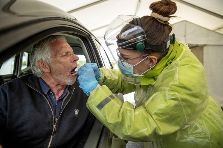 Antallet af indlagte med coronavirus er steget med to mandag. 198 personer er indlagt. På billedet ses et drive-in telt i Kolding.  Foto: Jacob Ehrbahn/POLFOTO