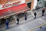 Sundhedsstyrelsen ændrede søndag anbefalingen om af holde afstand fra 2 meter til 1 meter. Her står mennesker i kø til en butik på Amager.  Foto: Thomas Borberg/POLFOTO