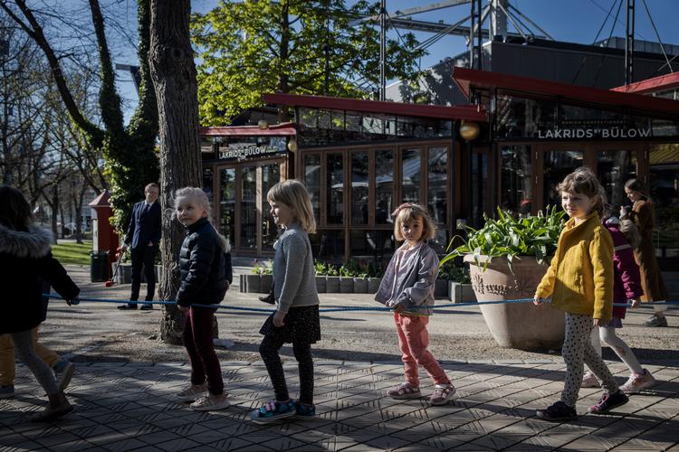 De skærpede pladskrav i daginstitutioner er nu fjernet. Kravene har gjort det svært for mange institutioner at tage imod alle børn, og nogle er derfor blevet passet andetsteds - f.eks. som her i Tivoli. Foto: Jens Hartmann Schmidt/POLFOTO