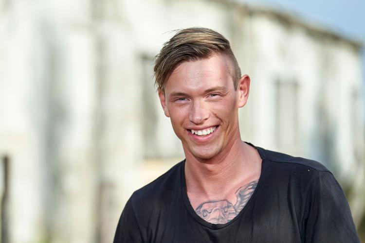 Jonas Ptak endte med at tage sejren i 'Paradise Hotel' og smed den famøse glaskugle, tog røven på sin finalepartner Sarah Dohn og vandt 200.000 kroner. Foto: Viaplay/Janus Nielsen