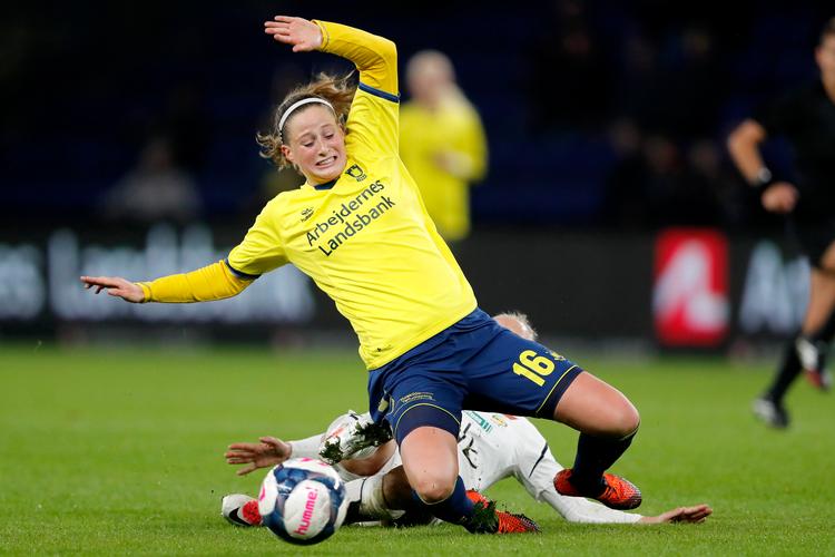 Klubberne i kvindeligaen får brug for økonomisk hjælp, hvis Nicoline Sørensen og de andre spillere skal i kampunder corona.  Foto: Jens Dresling