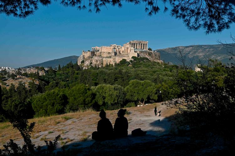 I månedsvis har grækerne måttet nøjes med at beundre Akropolis på afstand. Men fra 18. maj vil landets mange arkæologiske seværdigheder begynde at tage imod besøgende igen.  Foto: Louisa Gouliamaki/Ritzau Scanpix
