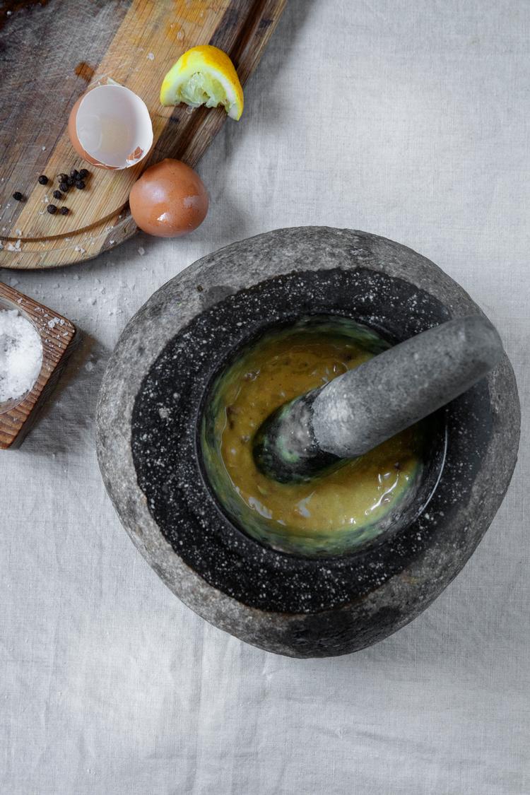 Når du støder ingredienserne til ansjoscremen, bevarer cremen struktur fra de stødte ansjoser. Foto: Line Thit Klein