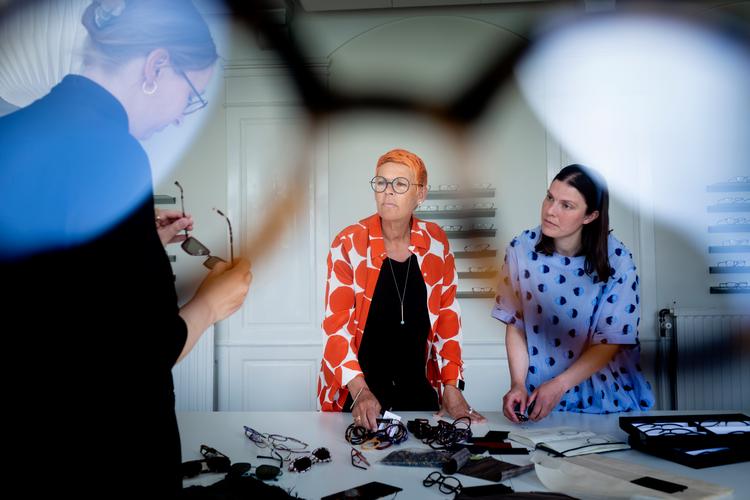 Fleye Copenhagen sælger deres briller til forhandlere i hele verden, men i øjeblikket er salget dykket kraftigt. De store messer er lukket, og sælgerne kan ikke møde kunderne. Foto: Mads Nissen Foto: Mads Nissen/POLFOTO