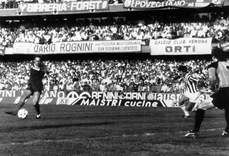 Preben Elkjær scorer  det berømte strømpemål mod Juventus.  Foto: unknown/Ritzau Scanpix