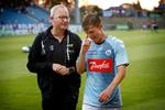 Glen Riddersholm - her i selskab med Mads Albæk, en af trænerens stamspillere i SønderjyskE - håber, at klubberne når at afvikle testkampe, før Superligaen genstarter sidst i maj. Det er ikke muligt lige nu.  Foto: Jens Dresling/POLFOTO