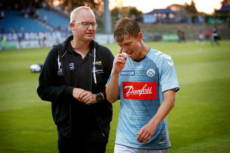 Glen Riddersholm - her i selskab med Mads Albæk, en af trænerens stamspillere i SønderjyskE - håber, at klubberne når at afvikle testkampe, før Superligaen genstarter sidst i maj. Det er ikke muligt lige nu.  Foto: Jens Dresling/POLFOTO