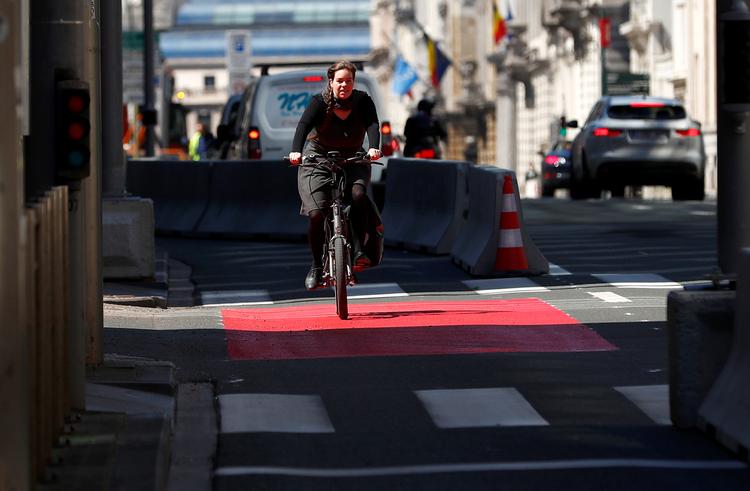 Forandret. I Bruxelles er kørebaner til biler blevet inddraget og omdannet til cykelstier under coronakrisen.  Foto: Francois Lenoir/Ritzau Scanpix