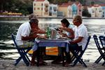 People eat at a restaurant in the village of Meyisti on the Island of Kastellorizo which is the most easterly of the islands in Greece, July 4, 2015. It was on this island, that former Prime Minister George Papandreou announced in 2010 that Greece required a rescue package. If a 'No' in Sunday's referendum eventually takes Greece out of Europe's single currency, any "new drachma" or temporary payment unit could be worth as little as a fifth of the euro now in circulation. REUTERS/Cathal McNaughton Foto: Cathal Mcnaughton/Ritzau Scanpix
