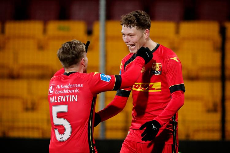 Mads Valentin (tv.) og Andreas Skov Olsen (th.) er blandt de mange spillere, FC Nordsjælland har solgt til udenlandske klubber. Foto: Jens Dresling/POLFOTO