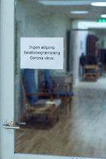 Landets plejecentre blev helt lukket for besøg, da landet blev lukket af hensyn til coronasmitten. Ældre er særligt sårbare for at få et alvorligt for løb og dø af covid-19. Foto: Miriam Dalsgaard/POLFOTO