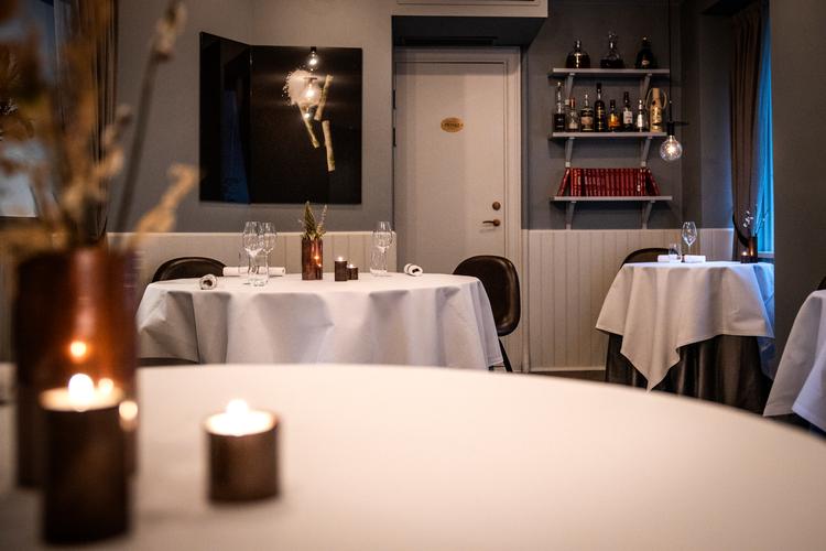 Tomme borde under coronakrisen har kostet landets restauranter dyrt. Foto: Jens Hartmann Schmidt/POLFOTO