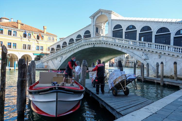 Venedig har været næsten tom for turister, men her i starten af maj er italienerne så småt begynde at forberede sig på en genåbning og forhåbentlig turisternes tilbagevenden. Foto: Manuel Silvestri/Ritzau Scanpix