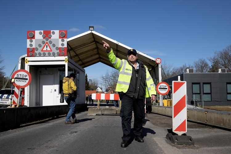 Da coronakrisen brød ud, lukkede Danmark sin grænse mod syd. Kort efter lukkede også tyskerne for trafik ind i landet. Nu kan afspærringerne være på vej væk. Foto: Peter Hove Olesen/POLFOTO
