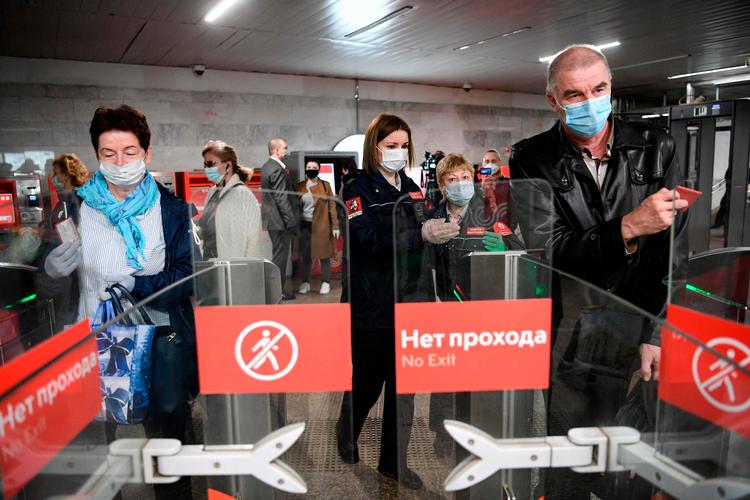 Mundbind er obligatoriske i den kollektive transport, nu hvor russerne skal tilbage på arbejde.  Foto: Kirill Kudryavtsev/Ritzau Scanpix