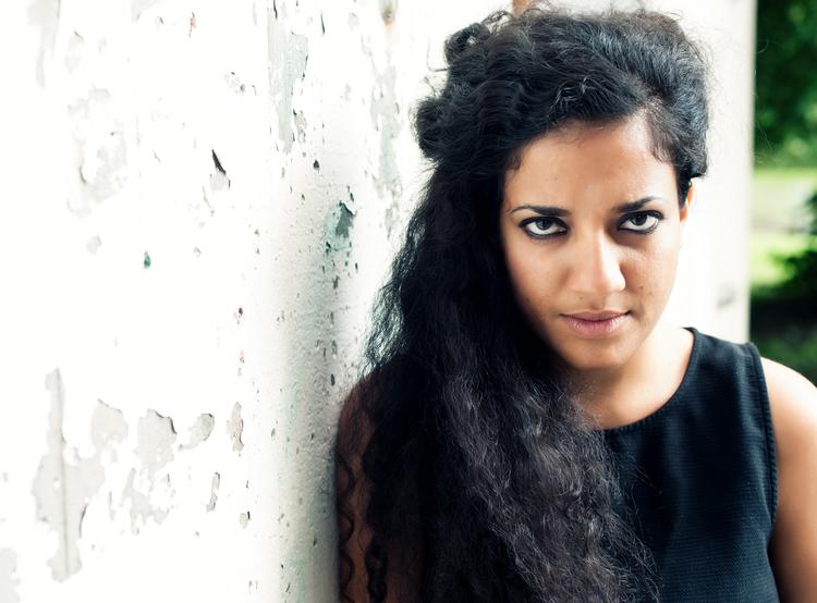 Den iransksvenske digter Athena Farrokhzad har skrevet en nekrolog over Yahya Hassan. Litteraturredaktør Jes Stein mener, at Yahya Hassan modsat Farrokhzad havde modet til at konfrontere de forhold, han oplevede som væsentligst i sit liv.    Foto: Khashayar Naderehvandi
