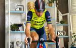 En af Jakob Fuglsangs konkurrenter i The Challenge of Stars bliver hans tidligere italienske holdkammerat Vincenzo Nibali, der her ses på hometrainer i hjemmet med blandt andet de gyldne Giro d'Italia-trofæer i baggrunden. Foto: RCS Sport. 