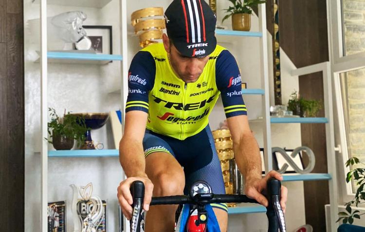 En af Jakob Fuglsangs konkurrenter i The Challenge of Stars bliver hans tidligere italienske holdkammerat Vincenzo Nibali, der her ses på hometrainer i hjemmet med blandt andet de gyldne Giro d'Italia-trofæer i baggrunden. Foto: RCS Sport. 