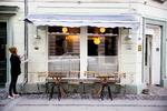 Bar la Una på Vesterbro i København er bare en af de mange restauranter, der venter på at kunne rulle markisen ud og åbne igen. Foto: Thomas Borberg/POLFOTO