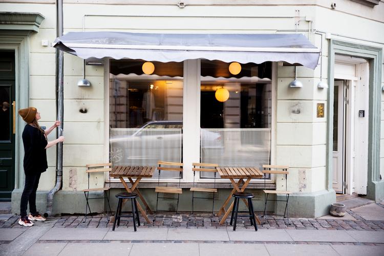 Bar la Una på Vesterbro i København er bare en af de mange restauranter, der venter på at kunne rulle markisen ud og åbne igen. Foto: Thomas Borberg/POLFOTO
