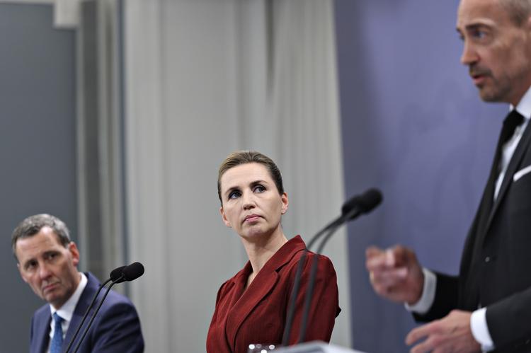 Statsminister Mette Frederiksen (S) samt justitsminister Nick Hækkerup (S) og sundheds- og ældreminister Magnus Heunicke under mandagens pressemøde.  Foto: Philip Davali/Ritzau Scanpix