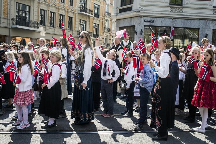 Nordmændene går normalt på gaderne - som her i Oslo - og fejrer landets nationaldag, der finder sted 17. maj. Politiet vil ikke spolere festen ved at forbyde større forsamlinger.    Foto: Janus Engel/POLFOTO