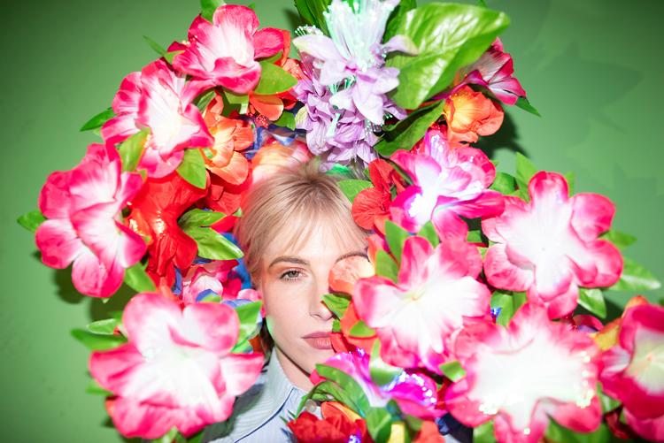 Amerikanske Hayley Williams kører et ret konsekvent blomstertema på sin nye soloplade. Foto: Lindsey Byrnes