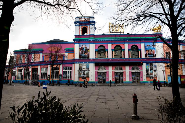 Da Palads fik sine karakteristiske farver i 1989, kritiserede mange københavnere udsmykningen. Nu kæmper de for at bevare biografens lyserøde facade.  Foto: Jacob Ehrbahn/POLFOTO