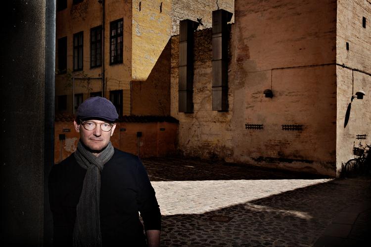  »Vi er ikke et lille independent forlag, som det måske kan se ud, når man kommer her, siger Gutkinds forlagsdirektør Jacob Søndergaard. Her foran de nye lokaler i det indre København. Foto: Martin Lehmann/POLFOTO