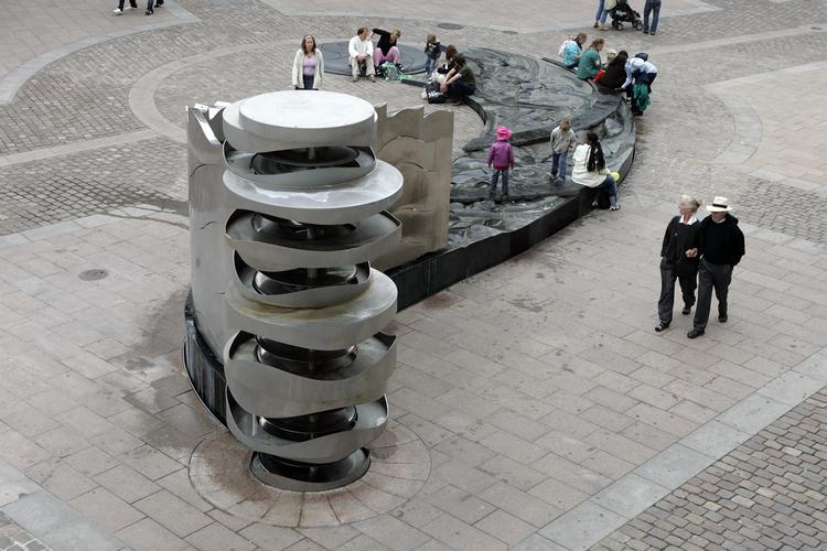 Mange borgere i Aarhus mener, at skulpturen 'Torvenes Brøndsløjfe', der er skabt af billedhuggeren Elisabeth Toubro, er fejlplaceret på Store Torv i Aarhus. I folkemunde kaldes skulpturen 'Vanddragen'. Foto: Rasmus Baaner
